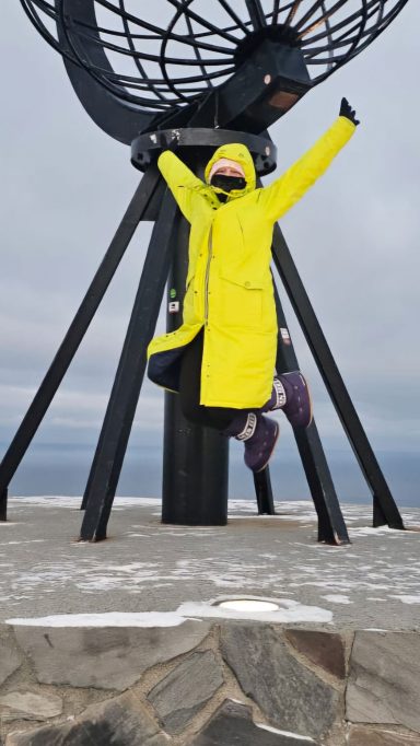 Ich am Globus des Nordkap in Norwegen